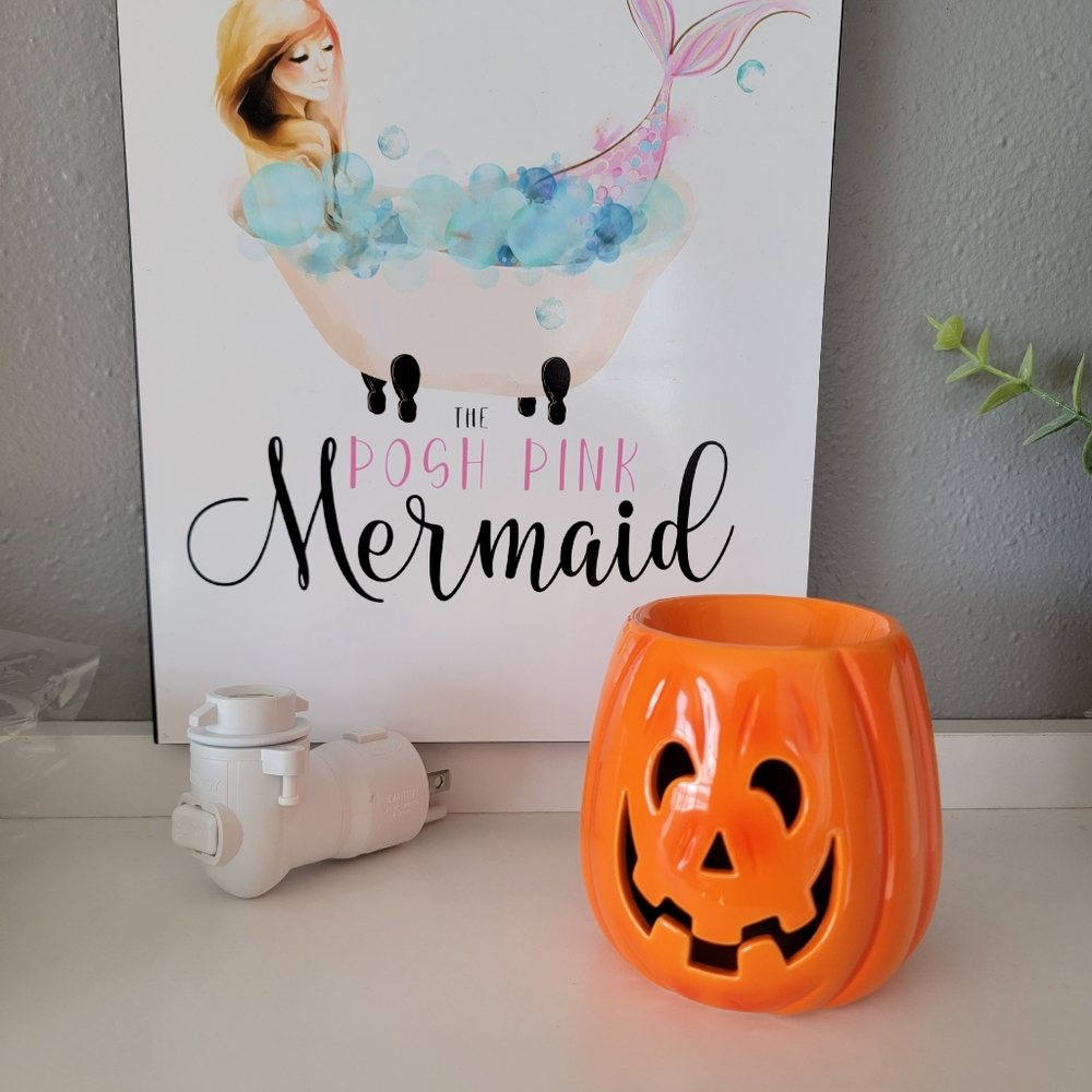 New in box cut it out pumpkin 🎃 jack-o-lantern scentsy mini warmer